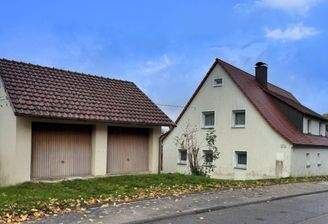 Ansicht Wohnhaus und Doppelgarage