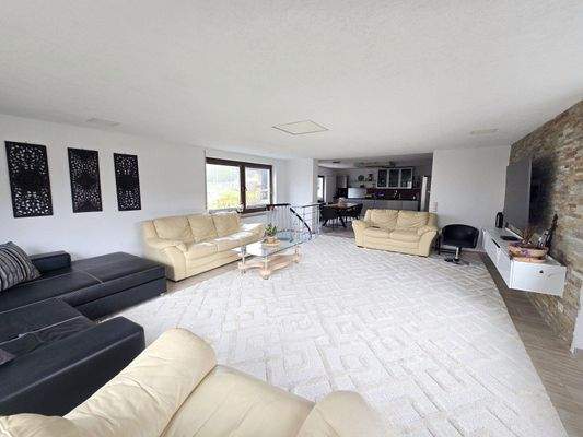 Wohnenmit offener Küche und Essen