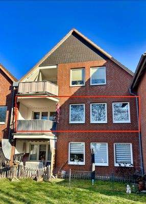 Süd-/Westansicht auf die Wohnung - Blick auf die Wohnzimmerfenster und den überdachten Balkon