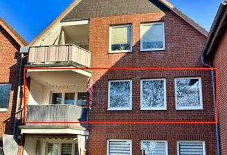 Süd-/Westansicht auf die Wohnung - Blick auf die Wohnzimmerfenster und den überdachten Balkon