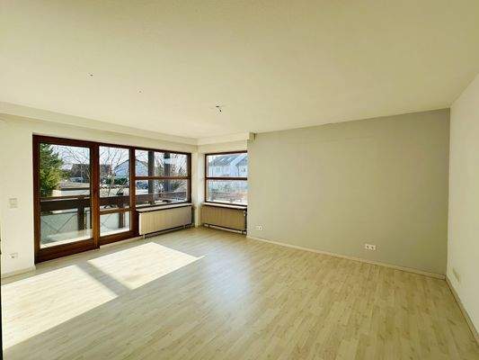 lichtdurchfluteter Wohnbereich mit Balkonzugang