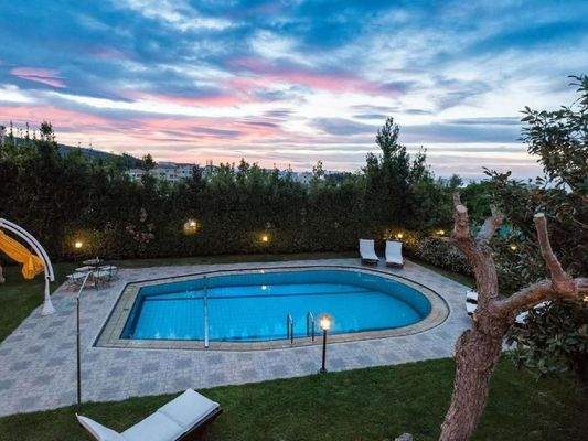 Kreta, Roussospiti: Einzigartige Villa mit separatem Apartment auf großem Grundstück mit Pool zu verkaufen