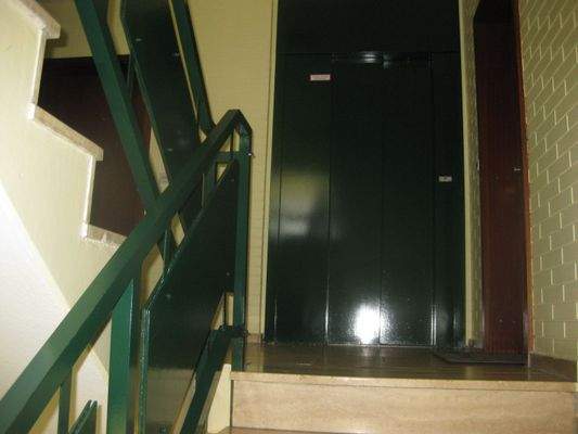 Treppenhaus mit Fahrstuhl.JPG