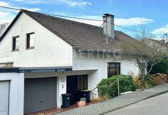 Objektansicht mit Garage