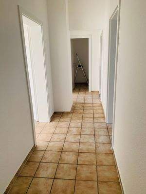 Heller Flur mit Fliesenboden