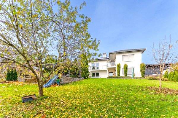 Blick aus dem Garten zum Haus