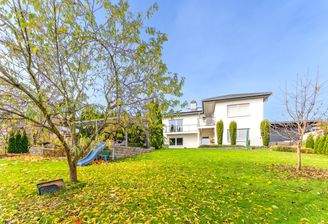 Blick aus dem Garten zum Haus