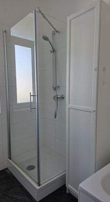 Dusche und Schrank