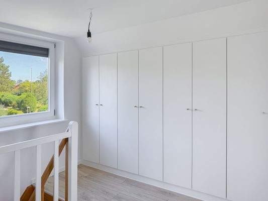 7. Flur mit Einbauschränken.jpg