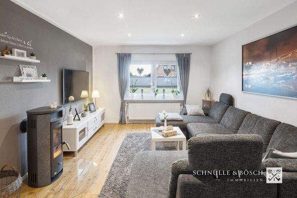 Im Wohnzimmer mit Kamin werden die Abende entspannt