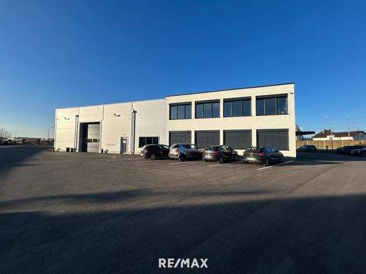 Gebäudeansicht Parkplatz