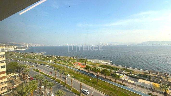 Spacious Apartment with Sea View in İzmir Karşıyaka Bostanlı