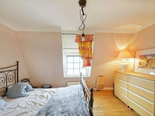 Einladendes Schlafzimmer mit Ankleideraum und Badezimmer en-suite