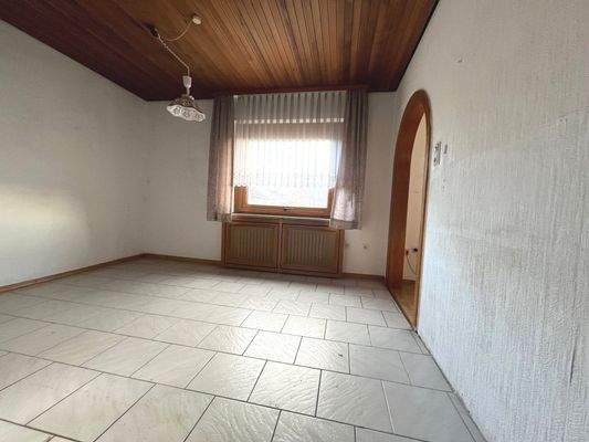 Das Esszimmer schliesst sich direkt an die Küche an