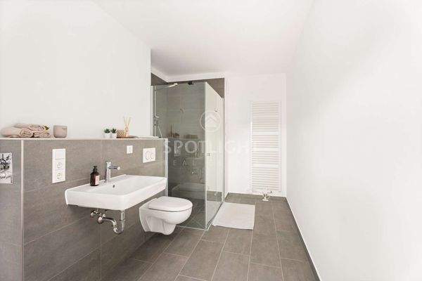 Modernes geräumiges Bad mit extra großer Dusche