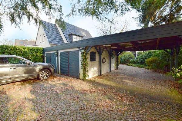 2 Garagen und ein Carport vorn auf dem Grundstück für Ihren Fuhrpark ...