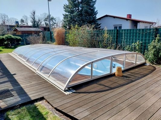 grosser Aussenpool mit Abdeckung.jpg