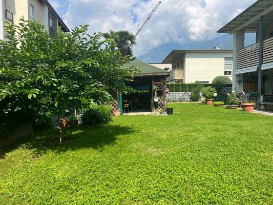 Meran-Merano-Untermais-Maia bassa-Vierzimmerwohnung-4-Zimmer-Wohnung-Quadrilocale-Giardino-Garten-Loggia-Terrasse-terrazza-garage-piano terra-Erdgeschoss-Keller-Gemüsebeet-verdura-Entspannen-relax-spielen-Küche-cucina-soggiorno-Wohnzimmer-vendita-Verkauf