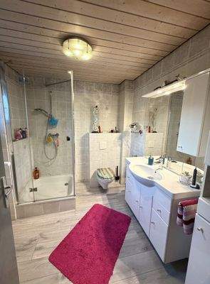 Modernes Badezimmer mit begehbarer Dusche und Doppelwaschplatz