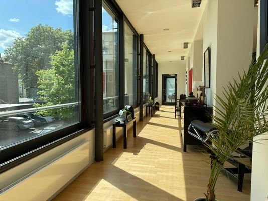 Fensterfront und Personenlift