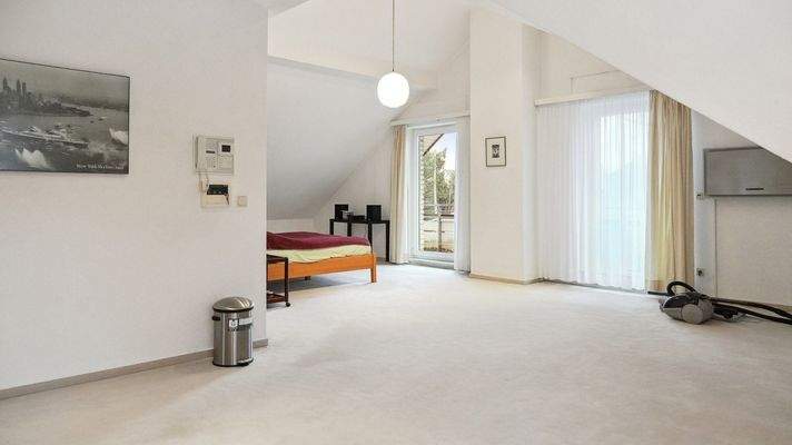 Schlafzimmer mit Zugang zum Balkon und Klimaanlage