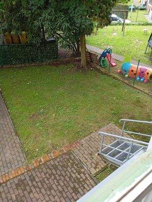 Zugang vom Balkon im EG in den Hof