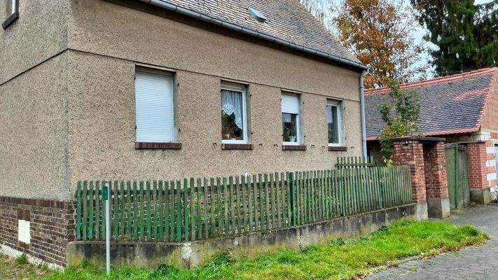 Wohnhaus mit Vorgarten