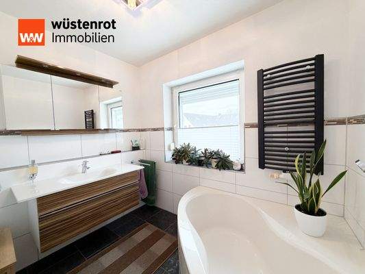 Tageslichtbad mit Wanne