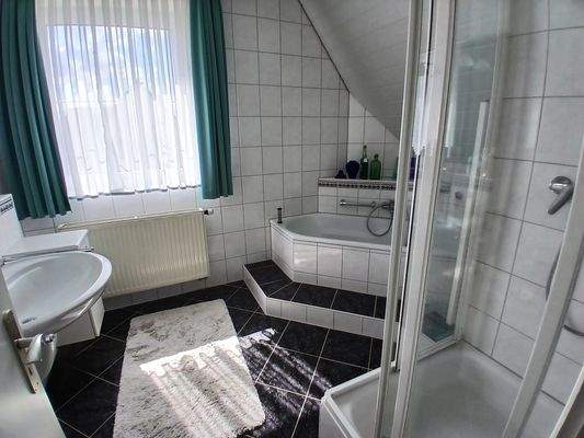 Bad mit Dusche und Wanne