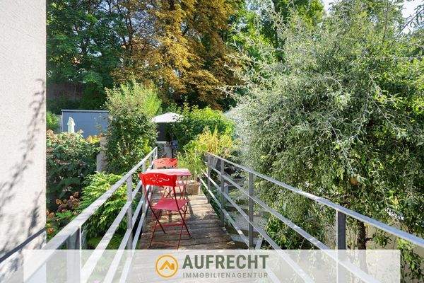 stilvolle Stahlbrücke in den Garten