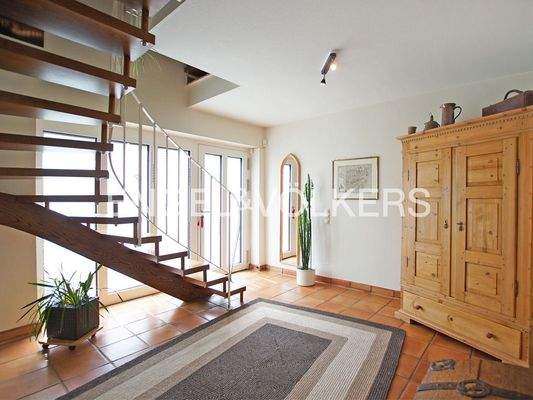 UG: Eingangsbereich mit Treppe ins Erdgeschoss
