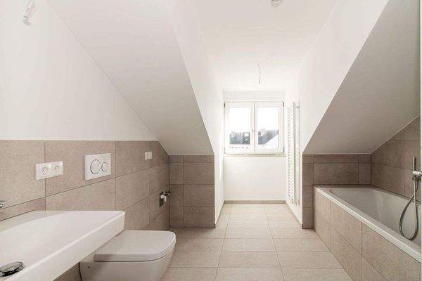 Bad 1 mit Dusche-Wanne &amp; Fenster