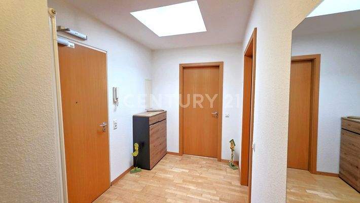 Helle Diele mit Zugang zu allen Räumen