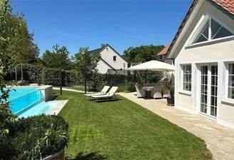 Gartenansicht mit Infinitypool