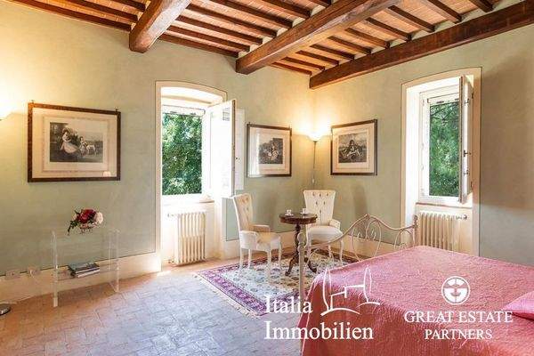 Schöne helle Villa in herrlicher Lage mit Türmchen, Pool, Weinberg und Olivenhain