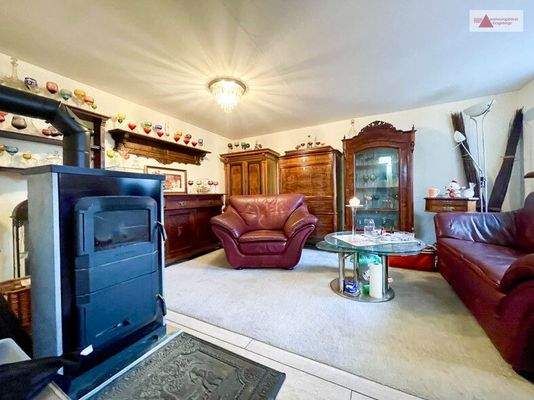 Wohnzimmer mit Dauerbranndofen EG