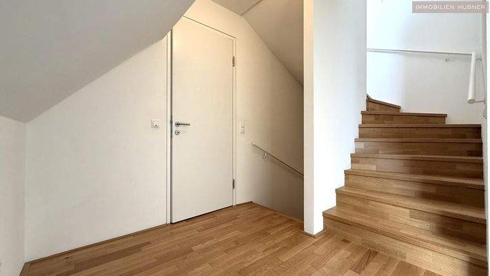 Vorraum und Stiege 1