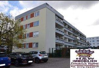 Ansicht mit Parkplätzen