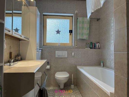 Mit Dusche UND Badewanne: das Tageslicht-Bad