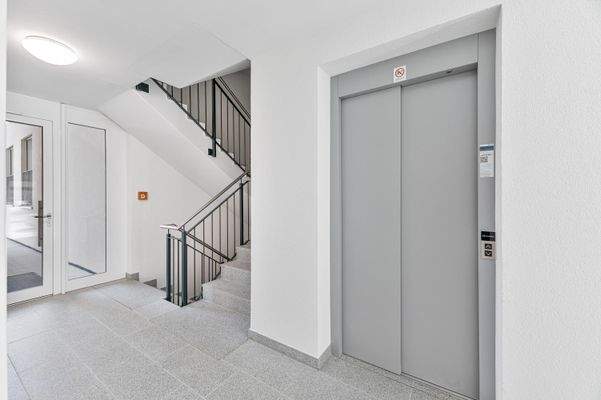 Treppenhaus mit Aufzug