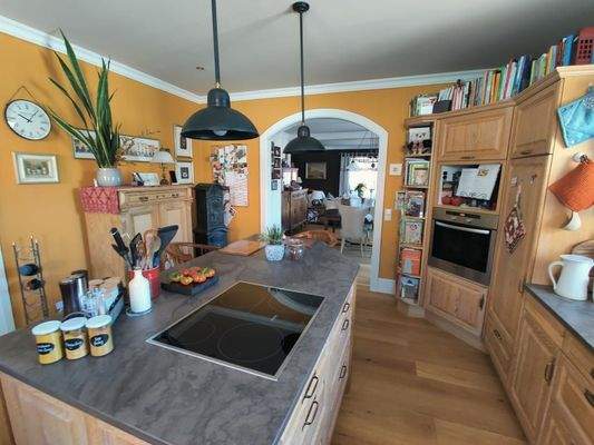 Küche mit angrenzendem Wohnbereich im OG