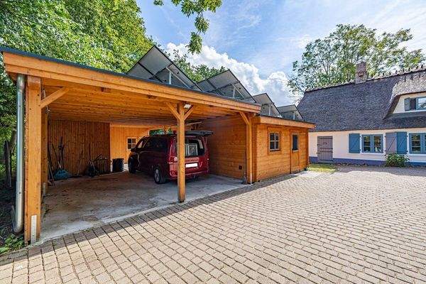 Doppelcarport mit Holzgartenhaus