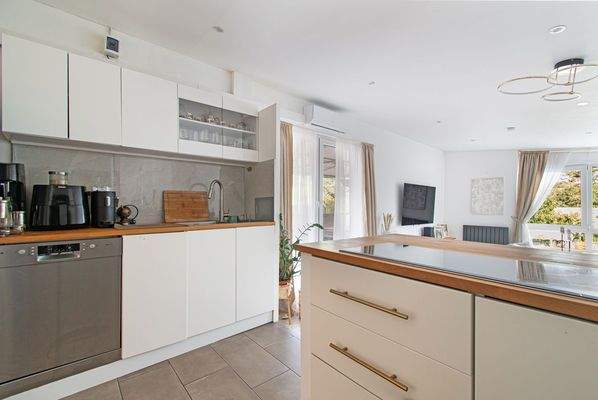 Moderne, offene Küche im Obergeschoss