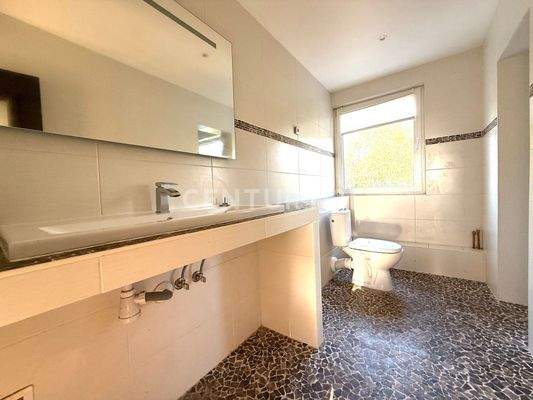 zweites Tageslichtbad mit Badewanne