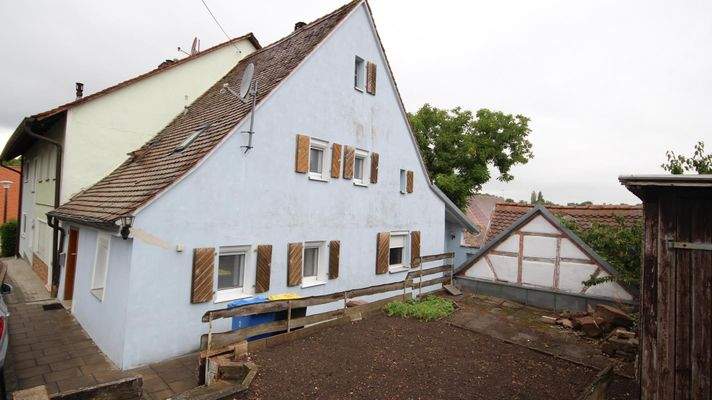 Ansicht von Ost mit kleinem Garten