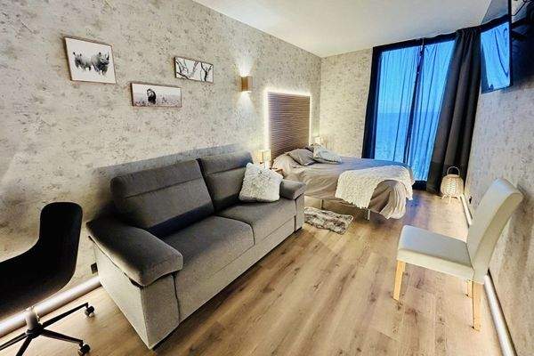 Helles Schlafzimmer mit Meerblick 