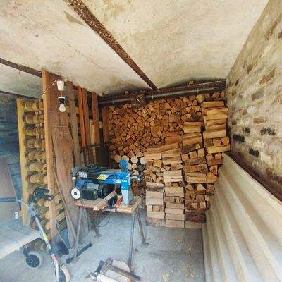 Holzdepot im Wirtschaftsgebäude
