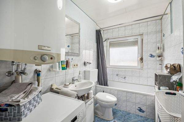 Bad mit Wanne und Fenster