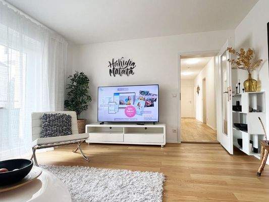 Geräumiges Wohnzimmer mit Zugang zum Südbalkon