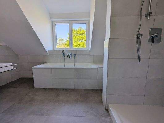 Bad mit Badewanne (OG)